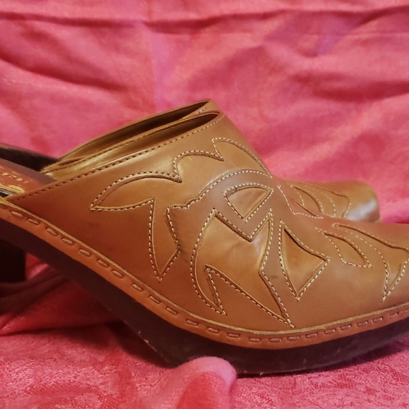Saddle brown clogs, I listed as tan. - Picture 4 of 8